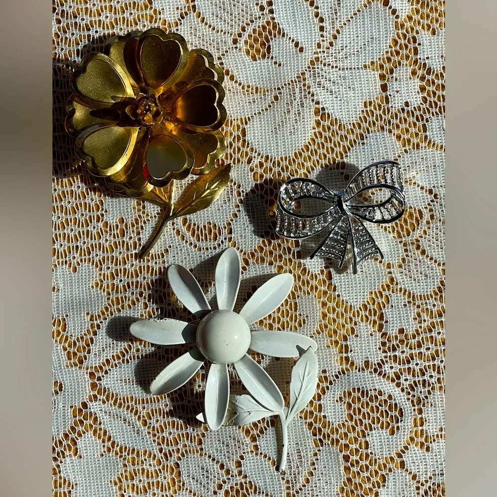 3 vintage pins, 2 flowers and a bow, gold tone/silver tone/white - Picture 1 of 9